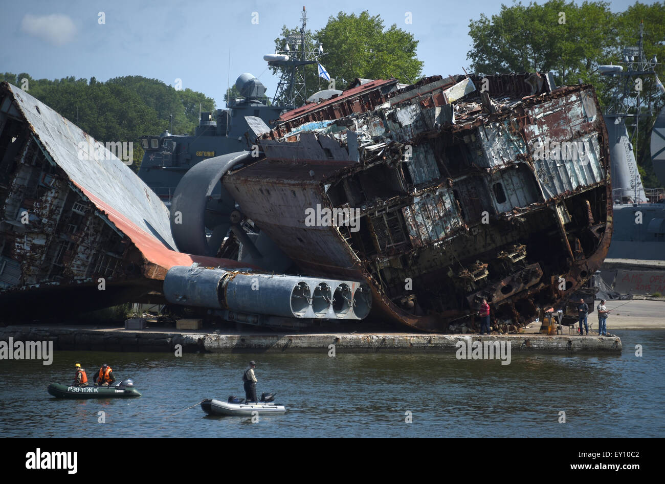 Kaliningrad, Russland. 19. Juli 2015. Männer Angeln auf dem