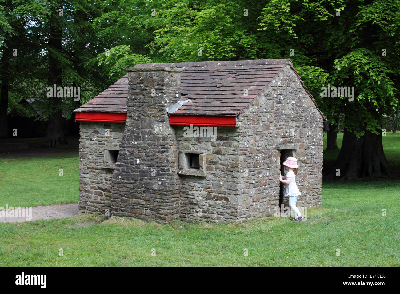 Mädchen auf der Suche im Häuschen im Märchenland, Margam Country Park, Port Talbot, South Wales. UK Stockfoto