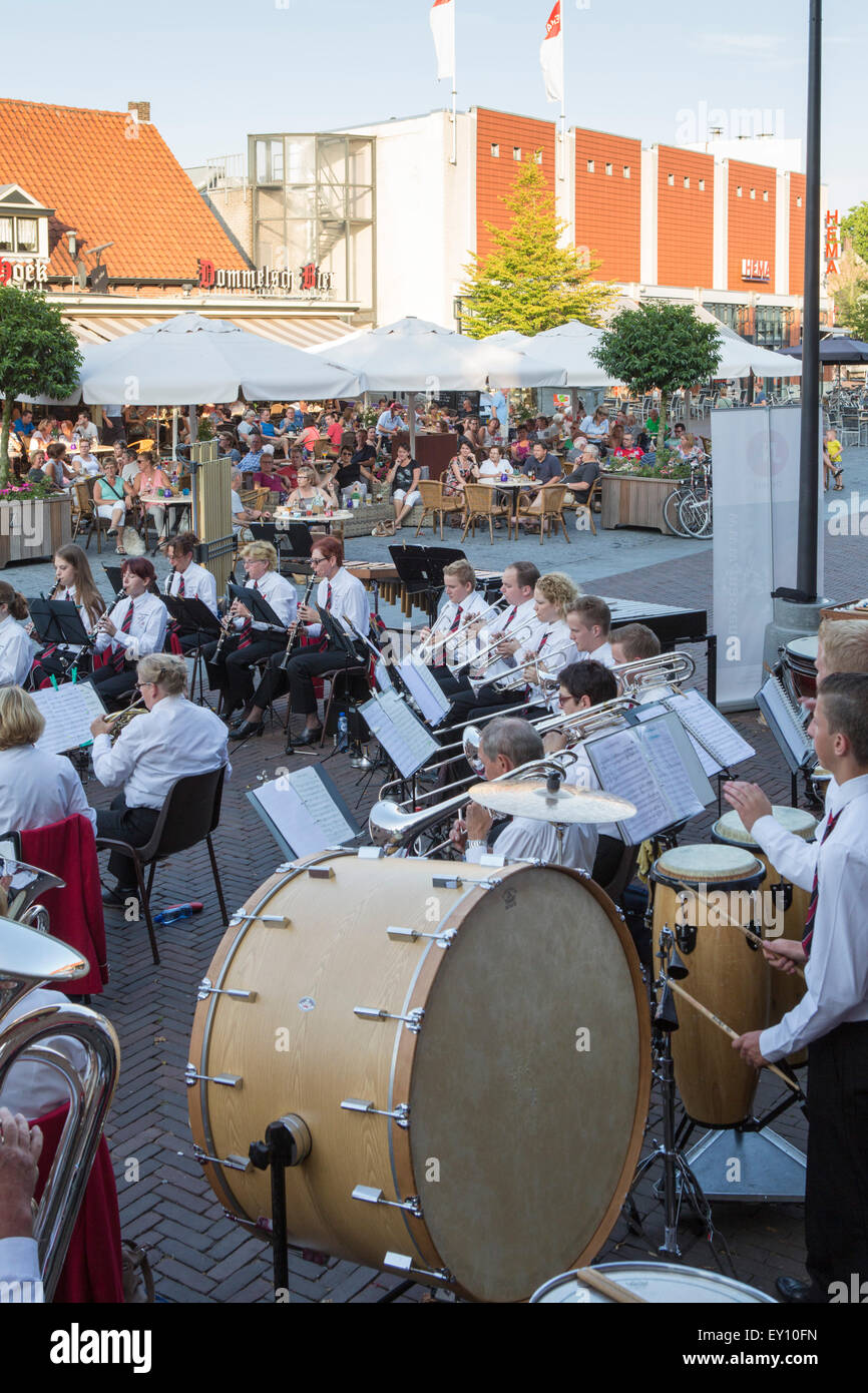 Fanfare-Orchester bei den wichtigsten Platz von Asten, Provinz Noord-Brabant, an einem Sommerabend in den Niederlanden Stockfoto