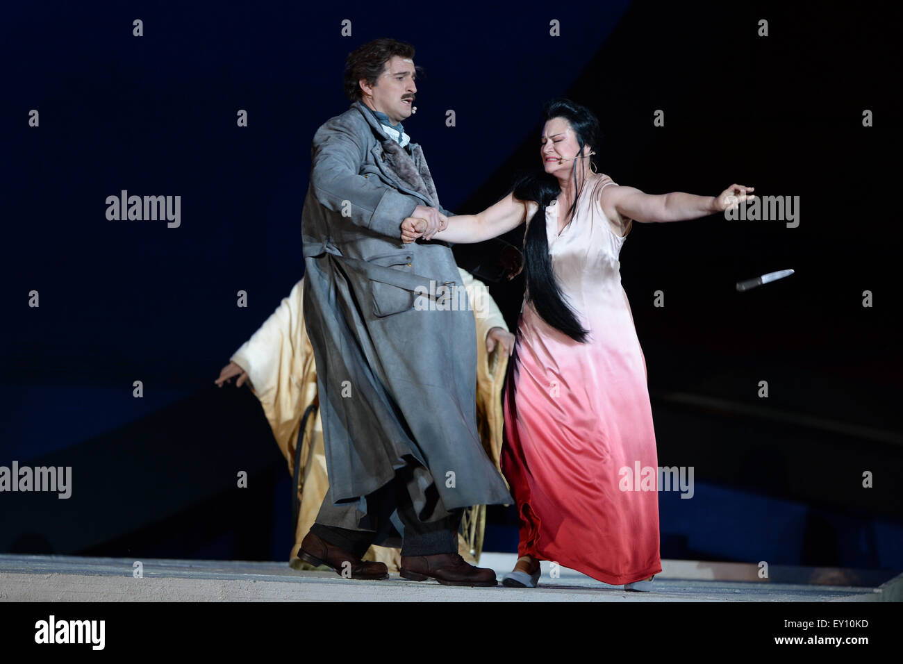 Bregenz, Österreich. 17. Juli 2015. Italienische Tenor, den Riccardo Massi der unbekannte Prinz Kalaf spielt, die russische Sopranistin singt Mlada Khudoley spielen die chinesische Prinzessin Turandot in der Presse zeigen und der Oper "Turandot" auf auf der Seebühne in Bregenz, Österreich, 17. Juli 2015. Die Premiere der Oper von Puccini wird am 22. Juli 2015. Foto: Felix Kaestle/Dpa/Alamy Live News Stockfoto