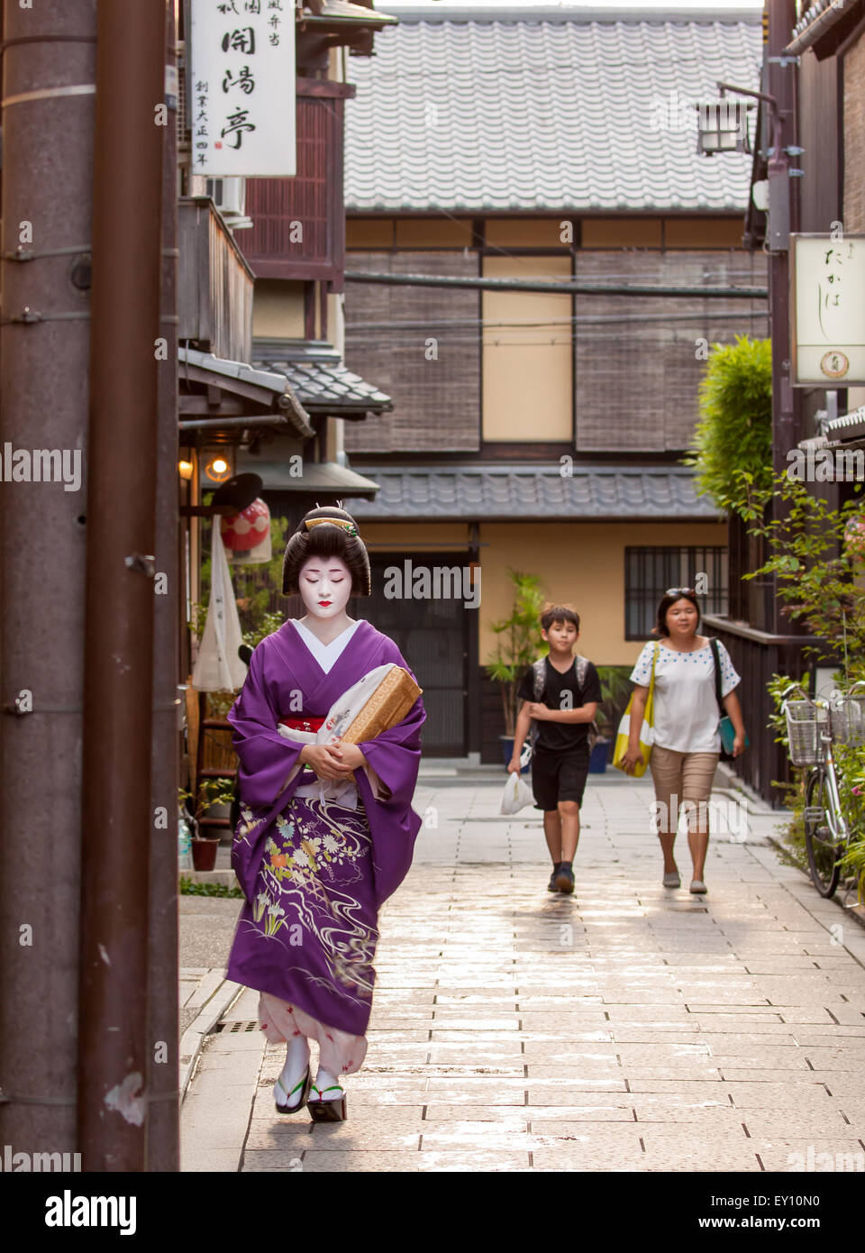 KYOTO, JAPAN - 6. Juli 2015: Geisha auf dem Weg zu ihrem Abend Termin im Stadtteil traditionelle Gion in Kyoto, Japan. Stockfoto