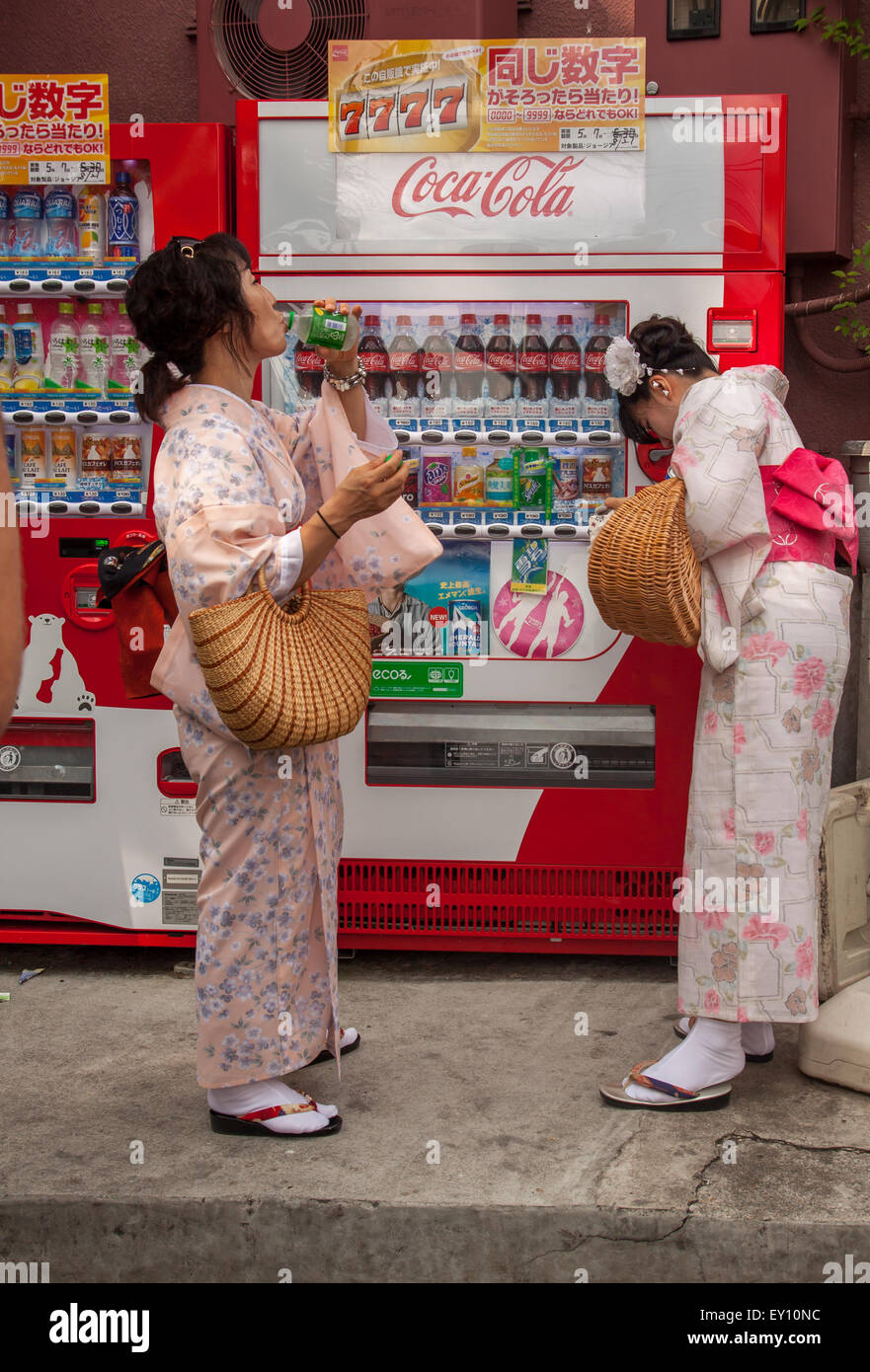 KYOTO, JAPAN - 29. Juni 2015: zwei weibliche Touristen in japanischen traditionellen Yukata Getränke aus dem Automaten kaufen Stockfoto