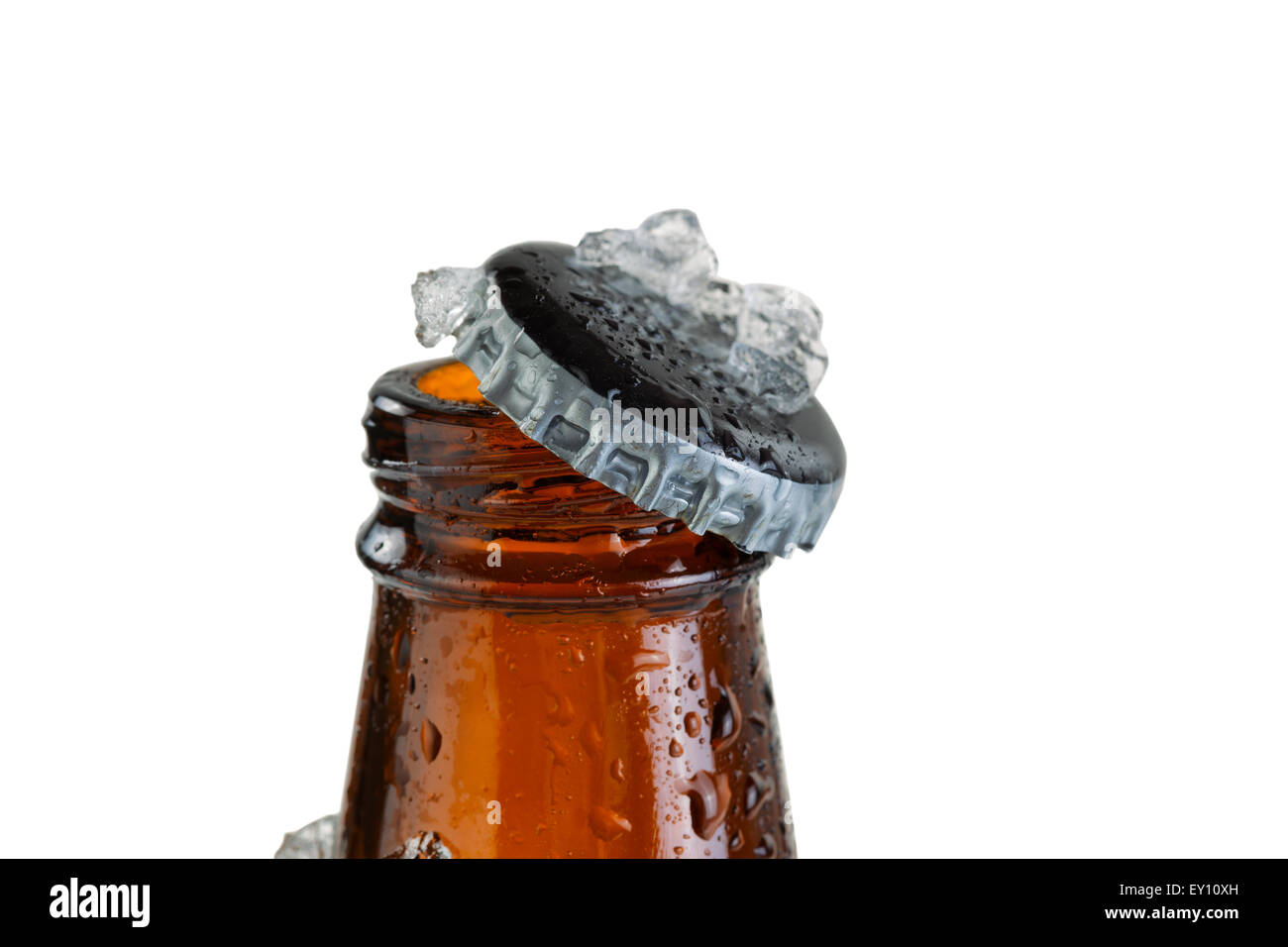 Nahaufnahme von einem Bier Bottle Neck, mit Kappe, bedeckt mit Eis- und beschlagfrei. Layout im Querformat. Stockfoto