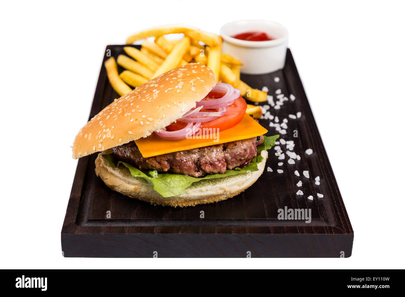 Classic Burger mit Saft Fleisch Schnitzel mit Kartoffel braten und Ketchup auf Holzbrett serviert Stockfoto