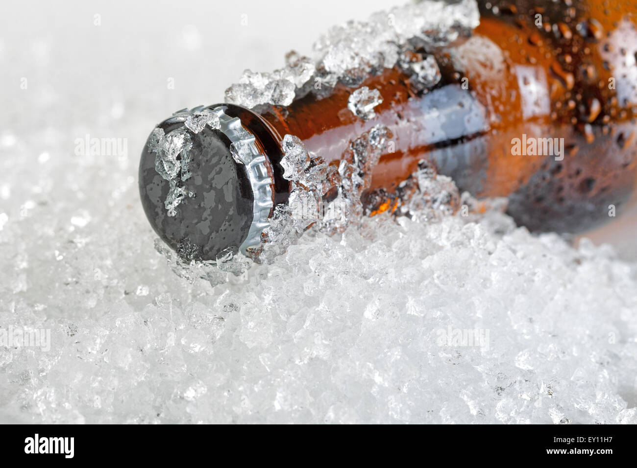 Nahaufnahme eines Bier Flasche Hals bedeckt mit Eis- und beschlagfrei. Layout im Querformat. Flaschenverschluss mit Sha im Fokus Stockfoto