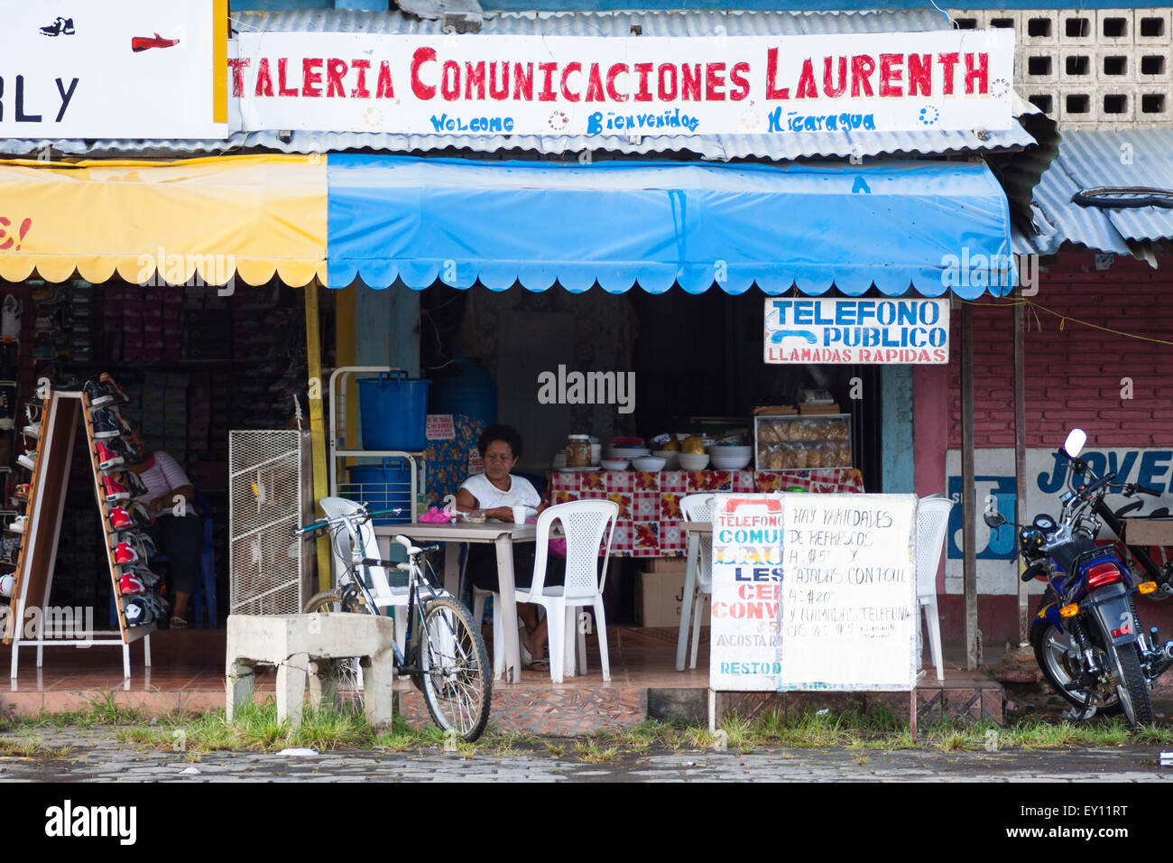 Kleiner Lebensmittelladen und ein Salon in Rivas, Nicaragua Stockfoto