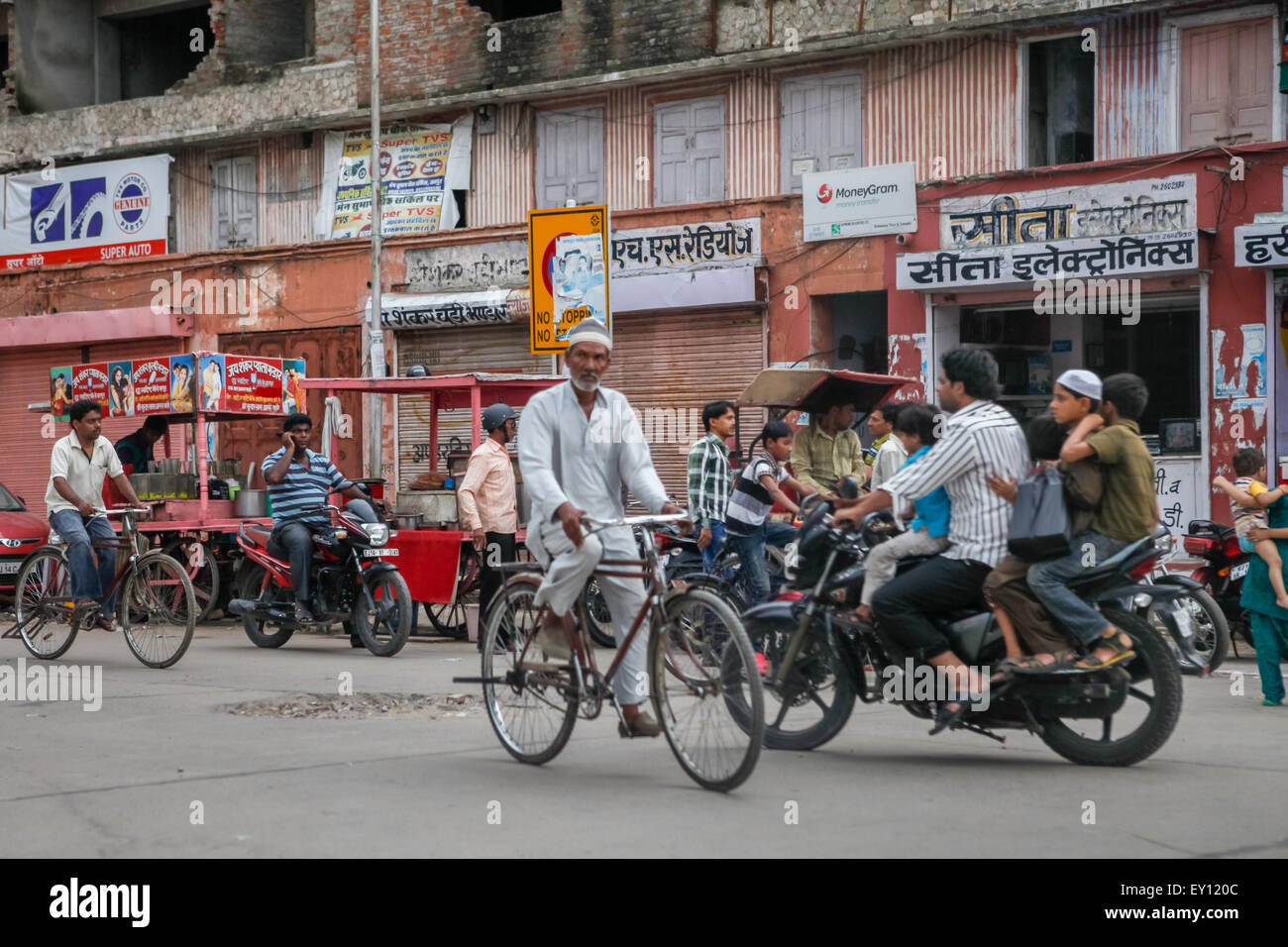 Verschiedene Transportfahrzeuge sind auf einer belebten Straße in Jaipur, Rajasthan, Indien zu sehen. Stockfoto