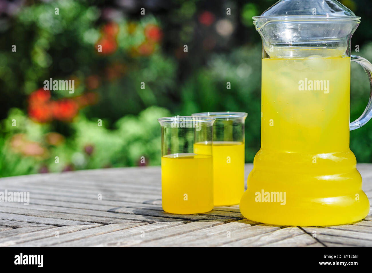 Krug mit gekühlten Orangensaft und zwei Gläser. Stockfoto