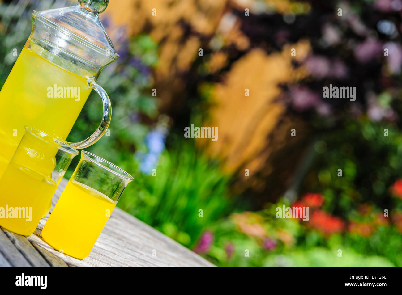 Krug mit gekühlten Orangensaft und zwei Gläser. Stockfoto