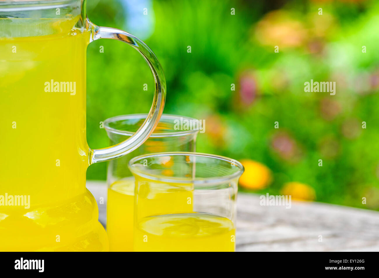 Krug mit gekühlten Orangensaft und zwei Gläser. Stockfoto