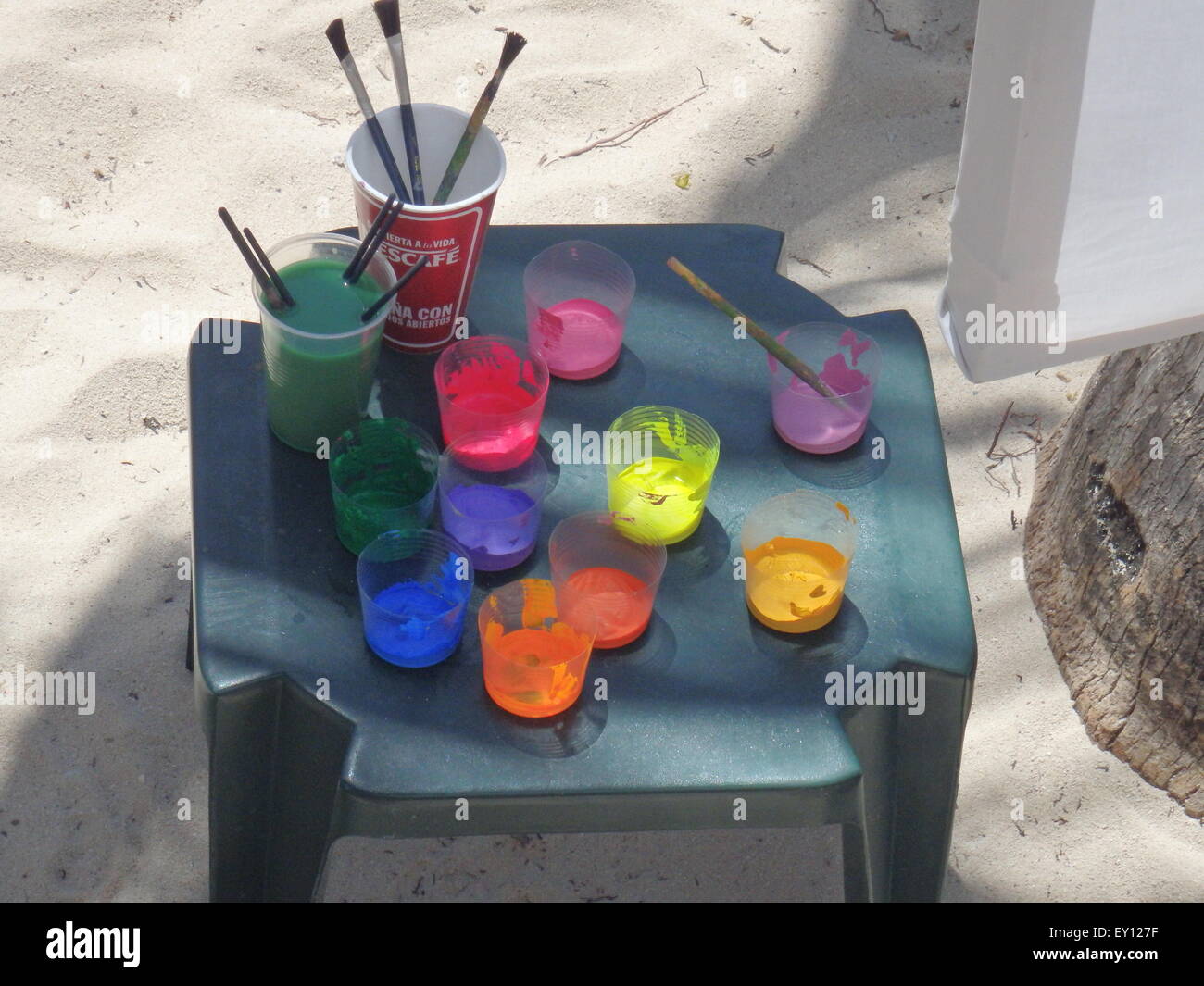 Malerei am Strand auf einem warmen tropischen Tag. Stockfoto