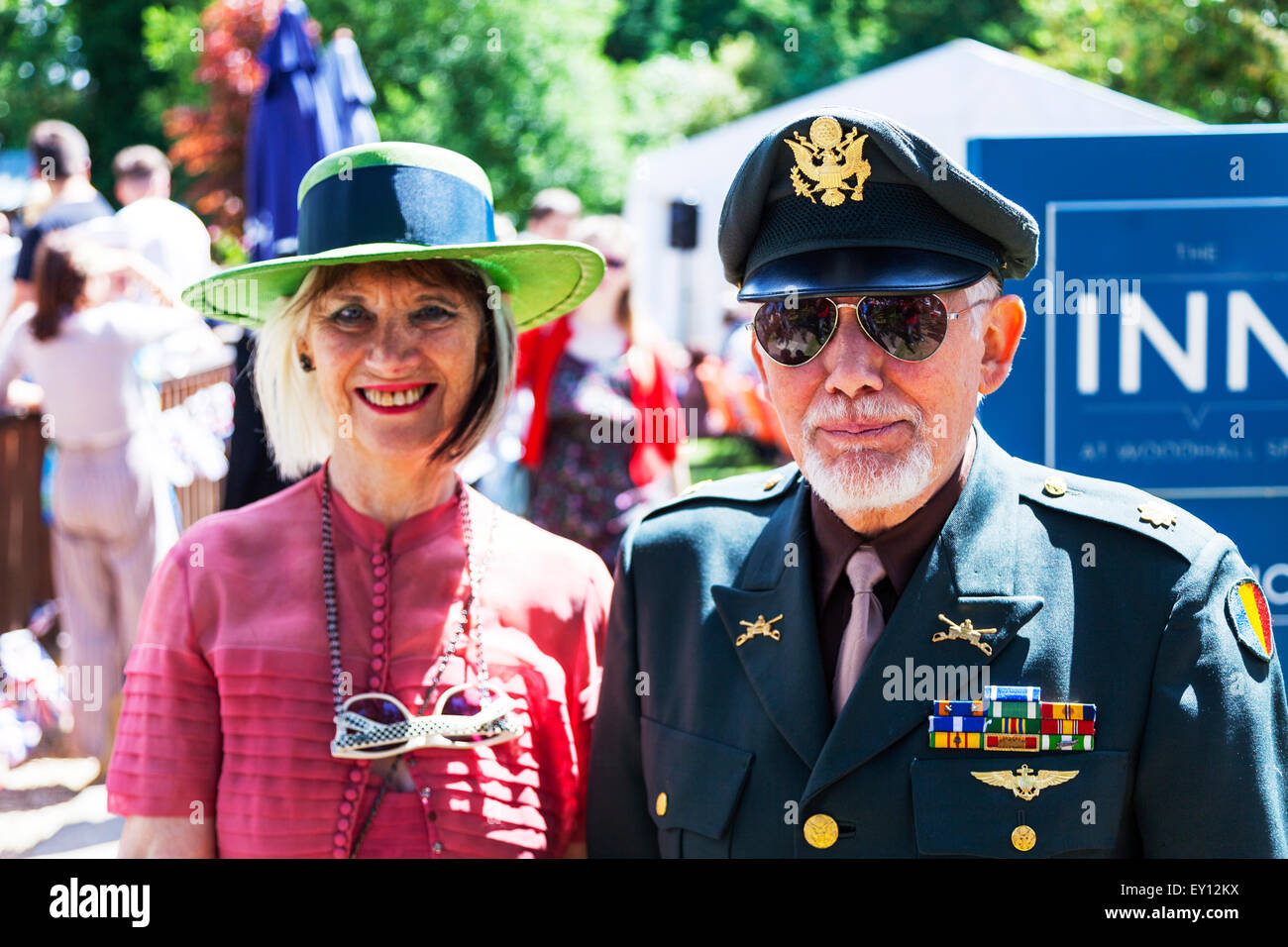 Woodhall Spa, Lincolnshire, UK. 19. Juli 2015. Wochenende in Woodhall Spa Lincolnshire UK England 1940 am 19.07.2015 einheitliche Personen und Fahrzeuge von der WW1 1. Weltkrieg Ära Veteranen in traditioneller Kleidung, Uniformen und Kleidung. Große Oldtimer Veranstaltung wie das sonnige Wetter zieht die Massen um an einem Tag Vintage Musik schwelgen tanzen, Mode, Erinnerungsstücke, Unterhaltung und klassische Autos zu einem Thema der 1940er Jahre. Genießen sie Livemusik Oldtimer, Oldtimer & Militärfahrzeuge, tanzen zeigt & Reenactments Credit: Tommy (Louth) / Alamy Live News Stockfoto