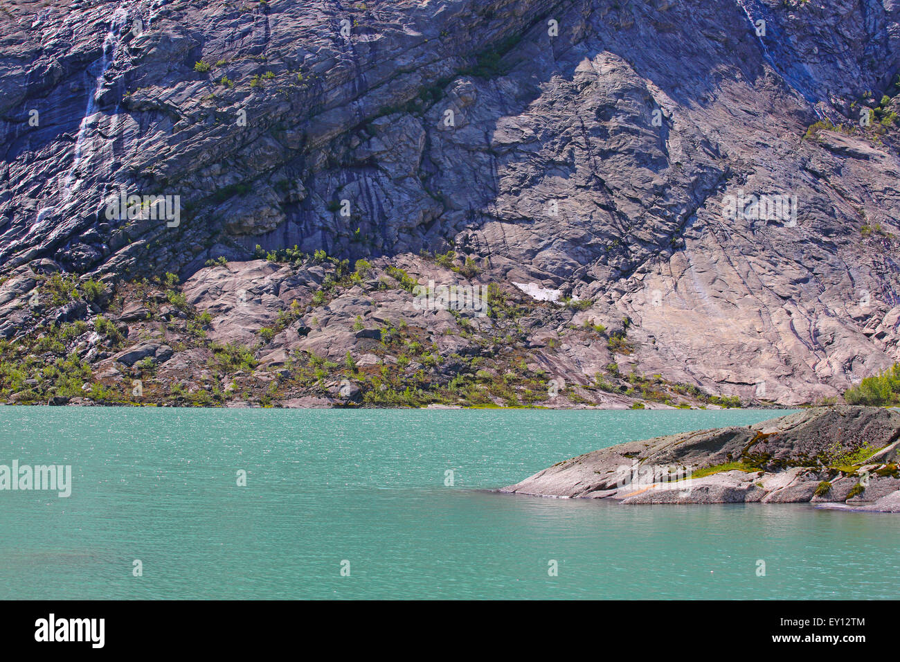 Steinen in reinem Blau Gletscherfluss in Norwegen Stockfoto