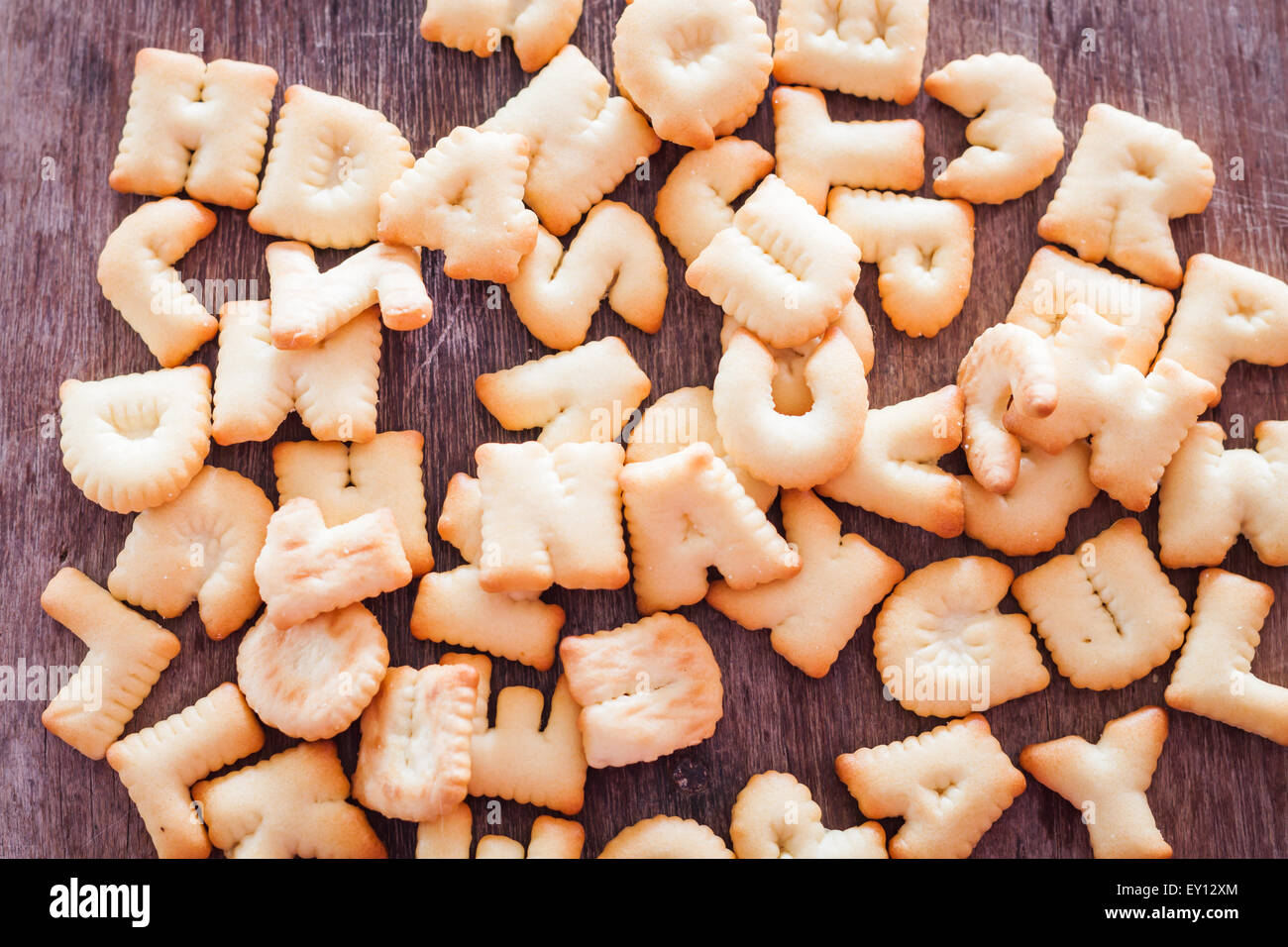 Alphabet Keks auf Holztisch, Fotoarchiv Stockfoto