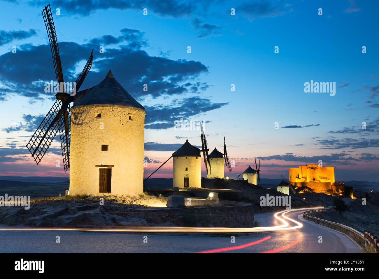 Windmühlen in der Abenddämmerung, Consuegra, Kastilien-La Mancha, Spanien Stockfoto