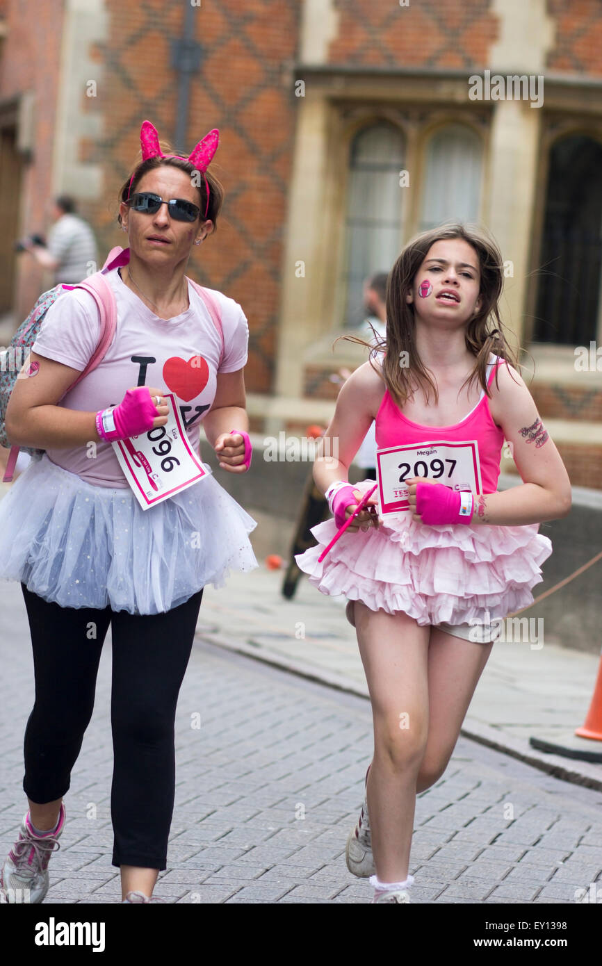 Cambridge, UK. 19. Juli 2015. Wettlauf um Leben 5k und 10 k-Charity-Lauf für Cancer Research UK, ausgehend von Parkers Piece, Parkterrasse, Cambridge, Cambridgeshire, CB1 1EH). Credit: Jason Marsh/Alamy Live News Stockfoto