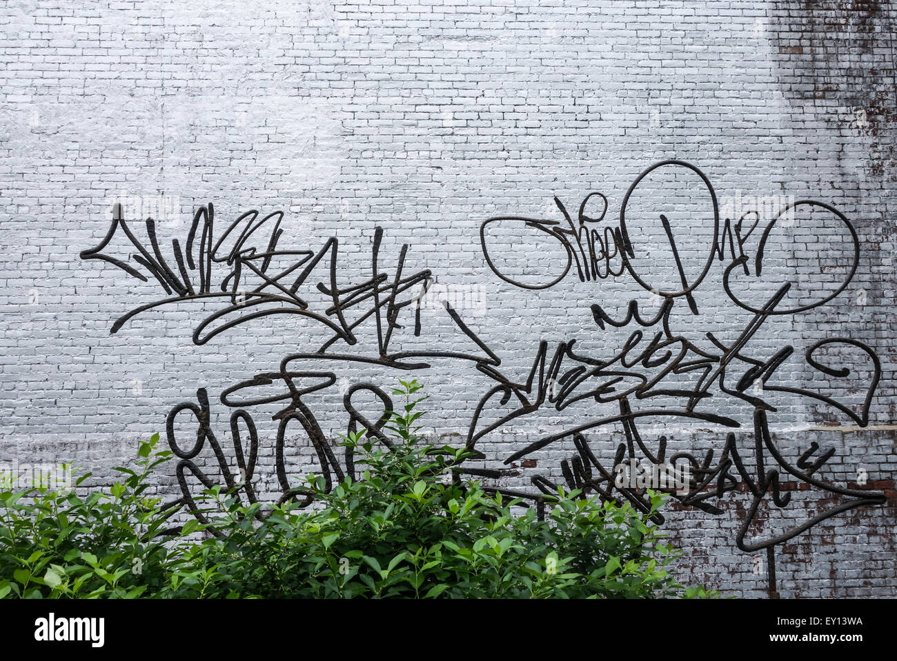 Kunst im öffentlichen Raum auf High Line, Damien Ortega, Physical Graffiti Serie, Graffiti aus Metall Drähte, New York City, Manhattan, USA. Stockfoto