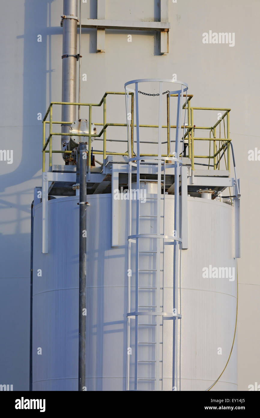 Sicherheit Leiter im Außenbereich der Kraftstoff Storage Tank, Nanaimo, Vancouver Island, Britisch-Kolumbien Stockfoto