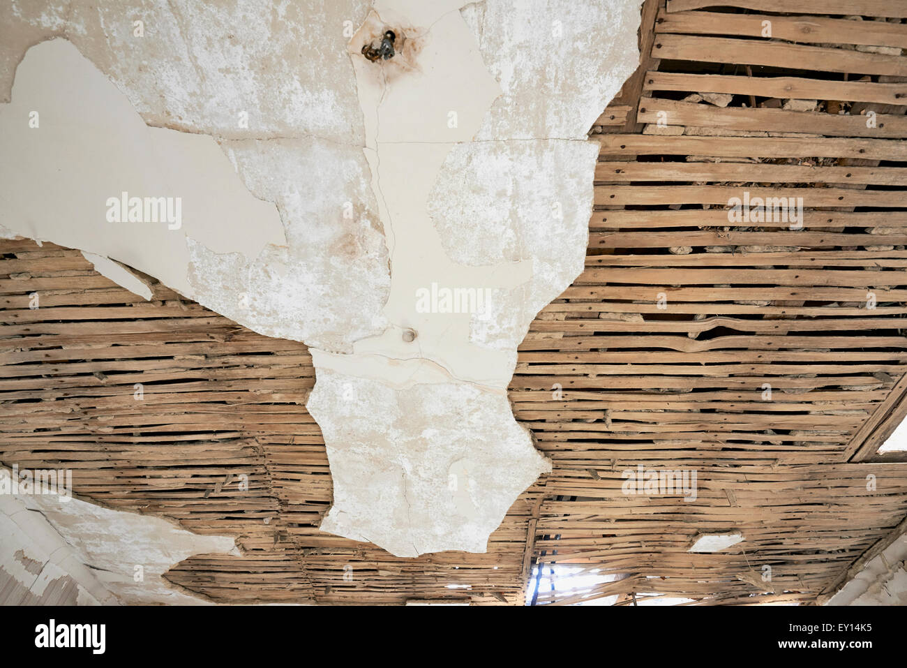 Bohrung in Gips Dach, ausgesetzt Holz Verkleidung Stockfoto