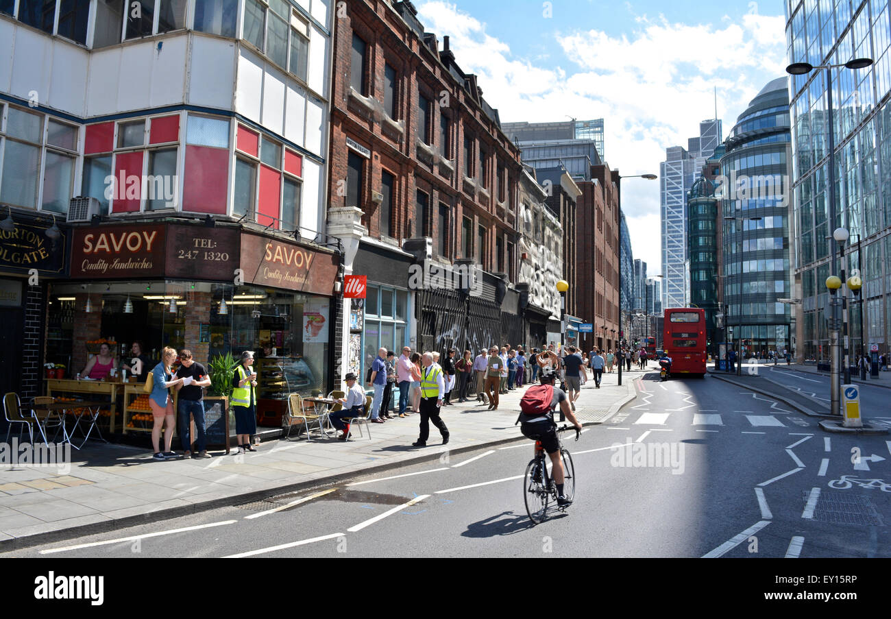 Demonstranten schließen sich einem menschlichen Kettenprotest über das Schicksal der Entwicklung von Norton Folgate im Londoner East End, Spitalfields, London, England, an Stockfoto