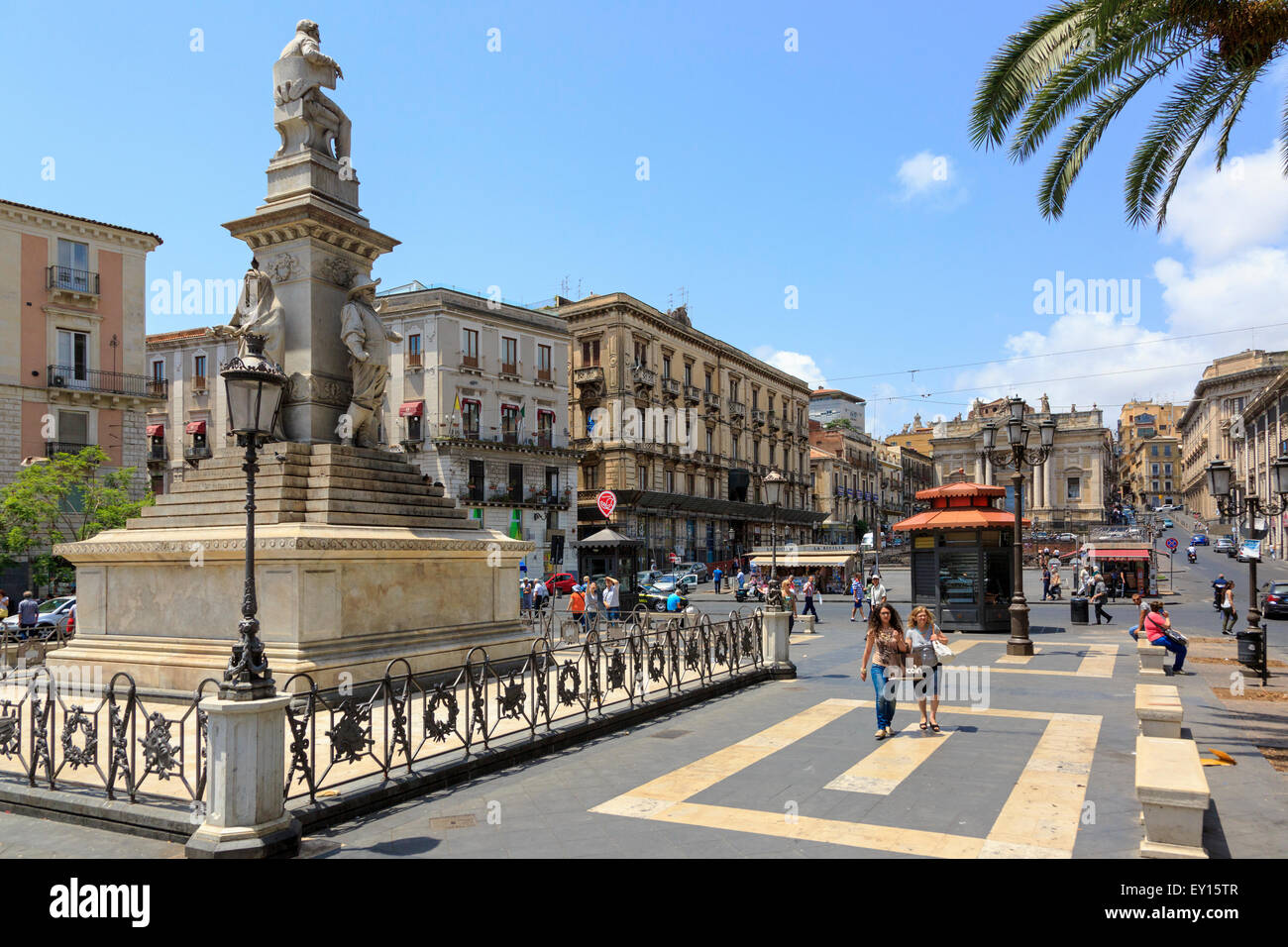 Piazza Stesicoro, Catania, Sizilien mit der Statue des 18. Jahrhunderts