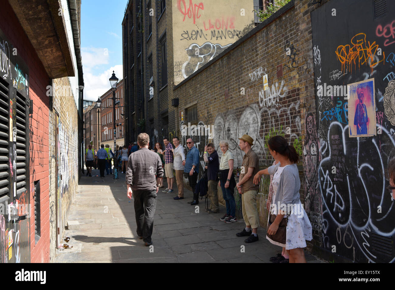 Protestler schließen sich ‘Menschenkette’ an, um gegen die Entwicklung von Norton Folgate Liberty zu protestieren Stockfoto