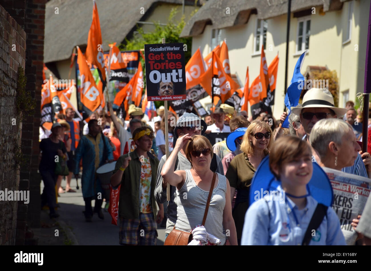 Tolpuddle, Dorset, UK. 19. Juli 2015. Die Festival Prozession findet über die Hauptstraße in Tolpuddle, Dorset, England am Sonntag, 19. Juli 2015. Jedes Jahr im Juli das Dorf Tolpuddle in Dorset, UK, halten dieses Festival im Gedenken an die Tolpuddle Märtyrer. Die Märtyrer wurden sechs Landarbeitern, lebte und arbeitete in dem Dorf Tolpuddle. Sie wurden am 24. Februar 1834 auf die Ladung machen einen illegalen Eid verhaftet. Die eigentliche Straftat war bei der Gründung einer Gewerkschaft um ihre schlechten Arbeitsbedingungen zu beheben. Bildnachweis: Grahame Howard/Alamy Live-Nachrichten Stockfoto