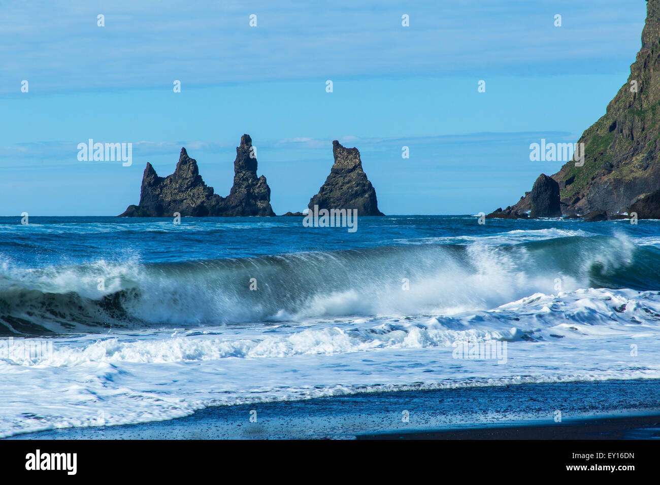 Schwarzem Basalt Felsnadeln und Black Sand Beach, Vik Island Stockfoto