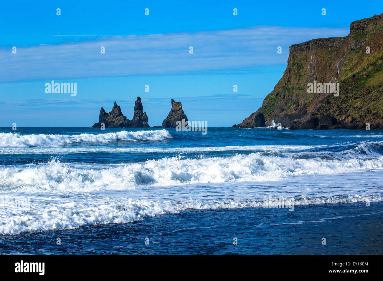 Schwarzem Basalt Felsnadeln und Black Sand Beach, Vik Island Stockfoto