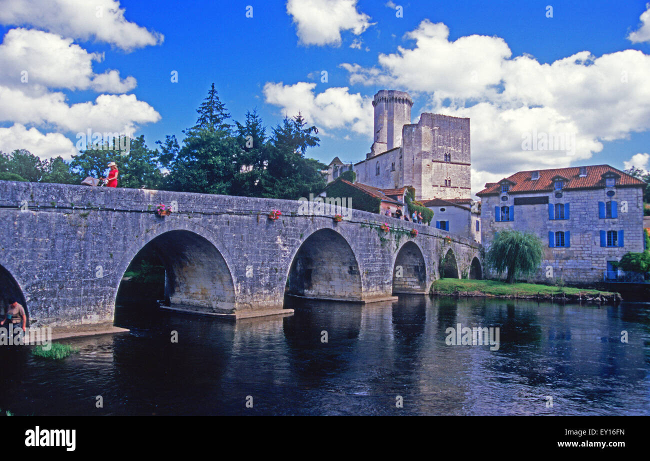 Le Pont e Schloss.  Bourdeilles. Über den Fluss Dronne, in der Nähe von Brantome. Dordogne. Frankreich. Stockfoto