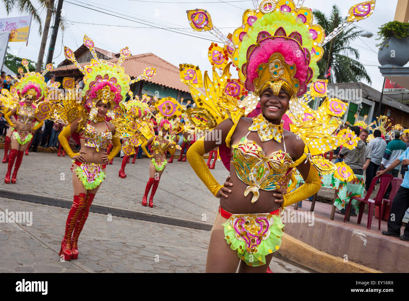 Karneval-Tänzer bei I Carnaval Acuático von San Carlos Río San Juan, Nicaragua Stockfoto