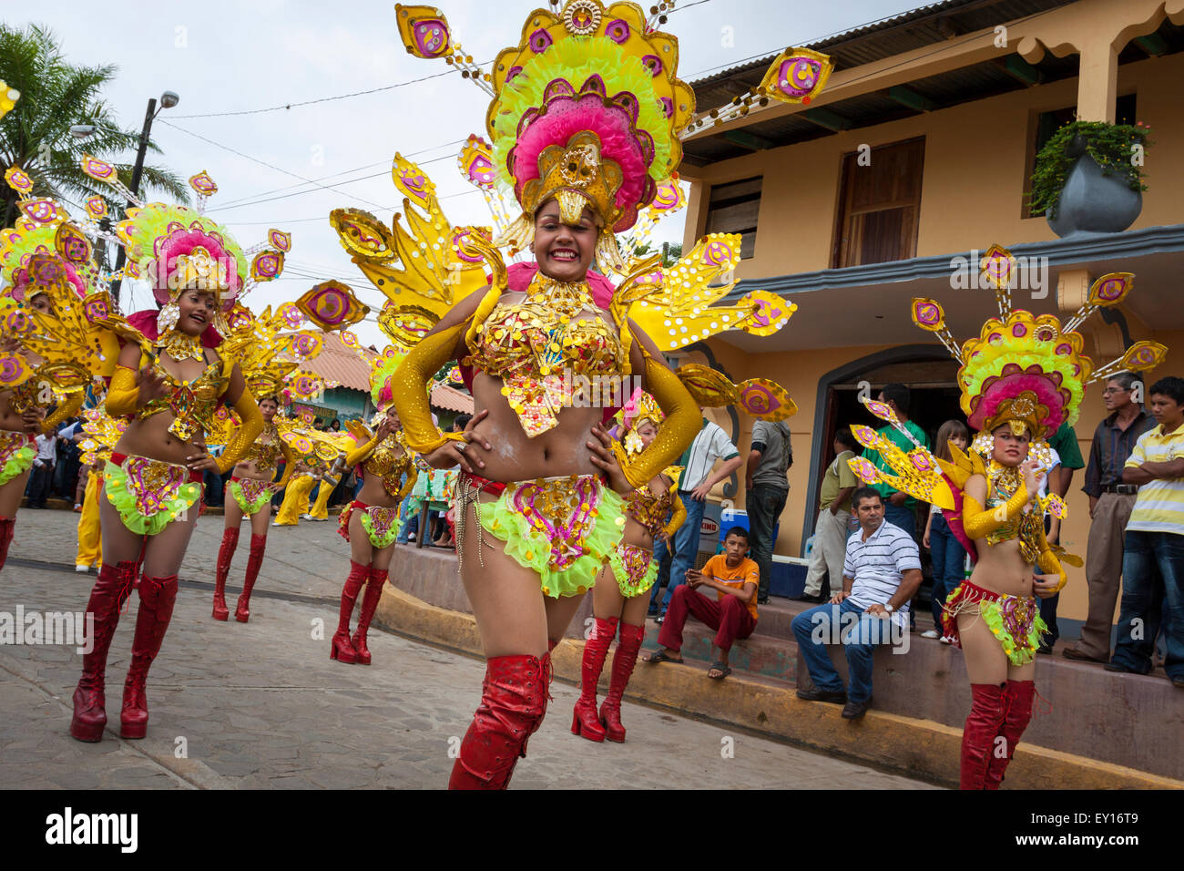 Karneval Tänzerinnen bei I Carnaval Acuático von San Carlos Río San Juan, Nicaragua Stockfoto