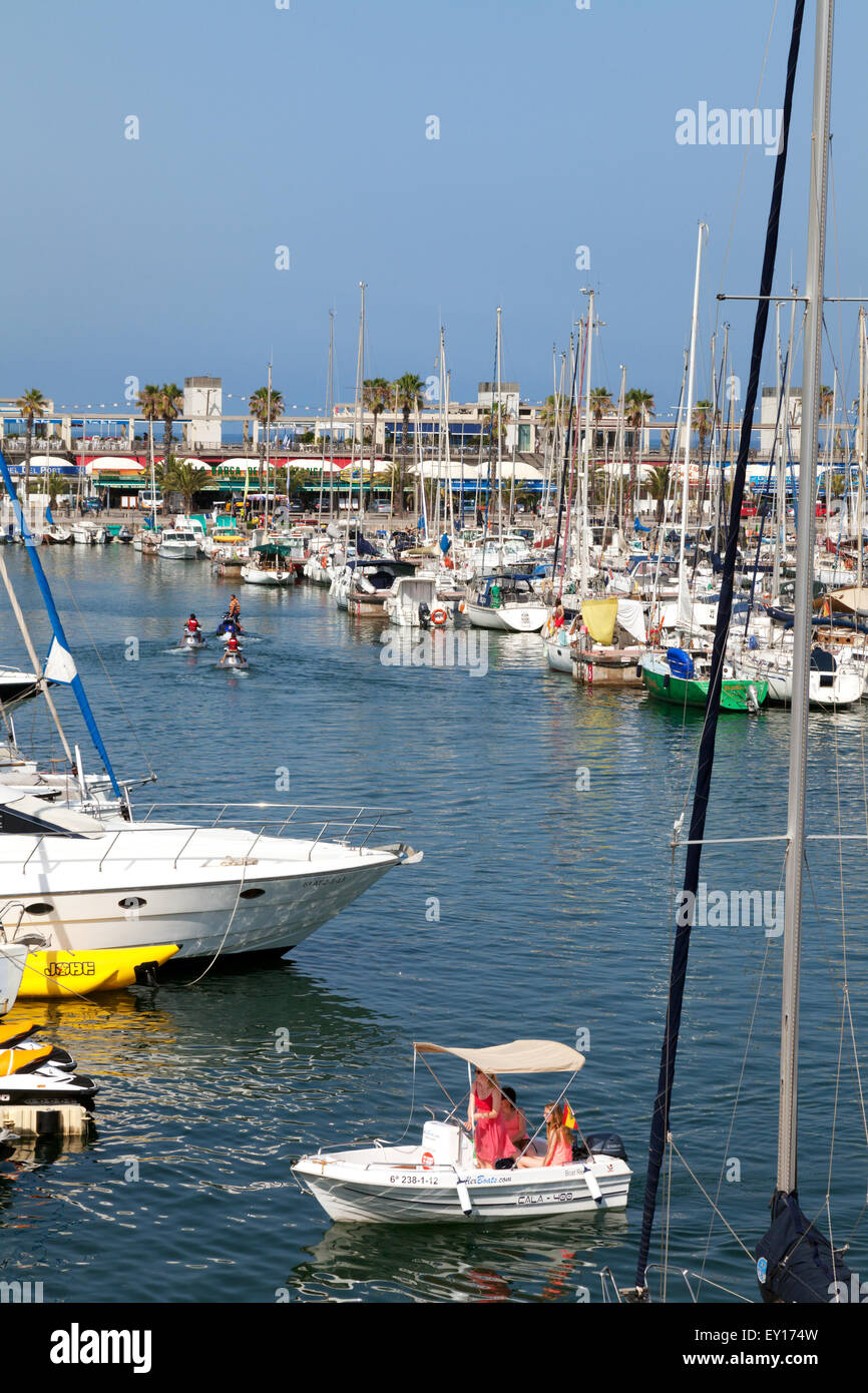 Boote und Menschen in Port Olimpic Marina, Barcelona, Spanien, Europa Stockfoto