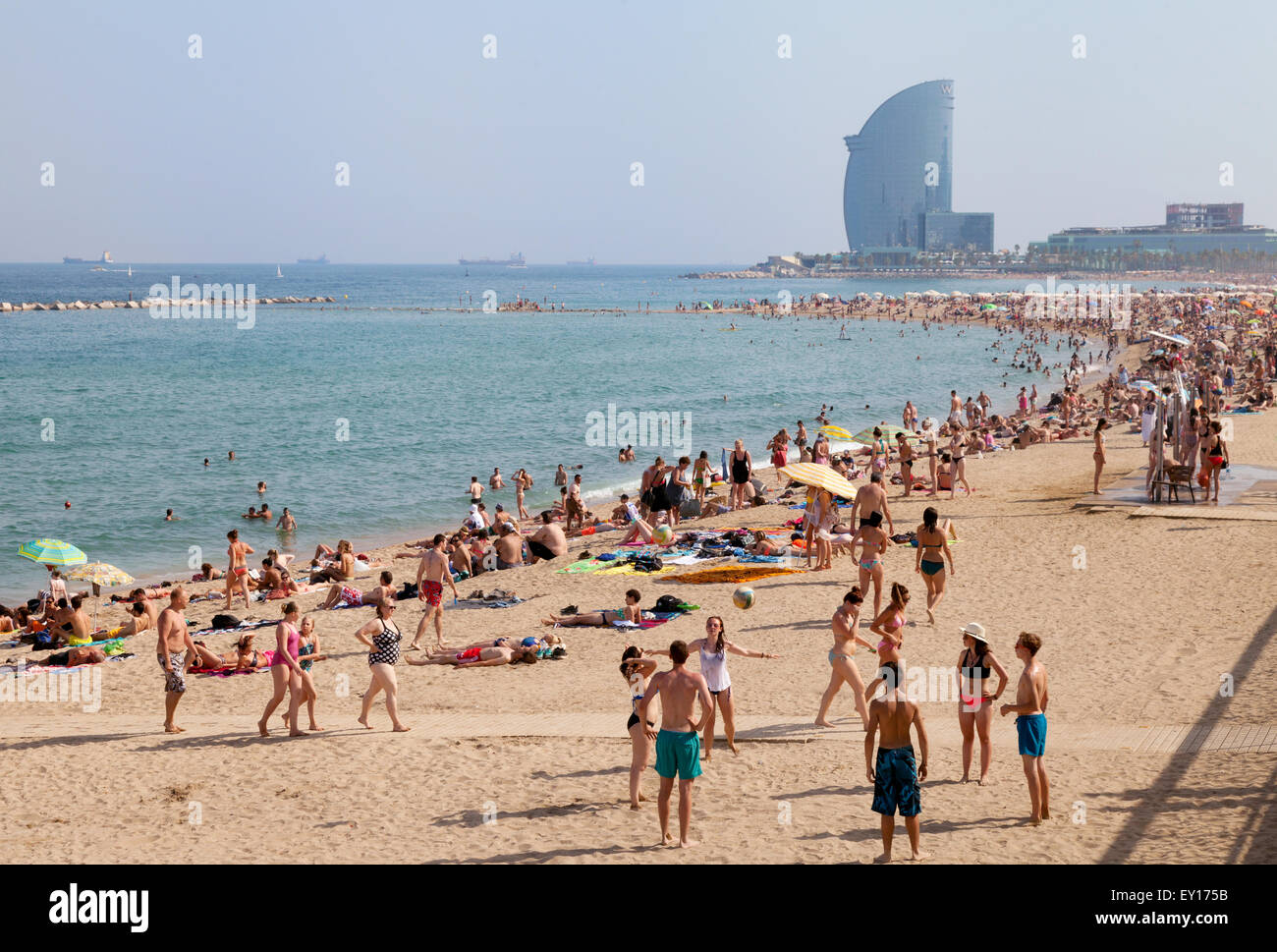 Strand von Barcelona - Menschen genießen die Sonne auf Platya De La Barceloneta (Barceloneta Beach), Barcelona, Spanien-Europa Stockfoto