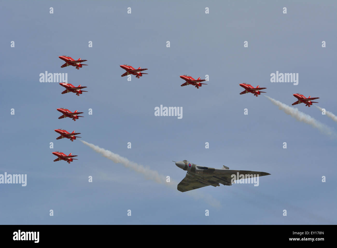 Die roten Pfeile und Avro Vulcan XH558 Stockfoto