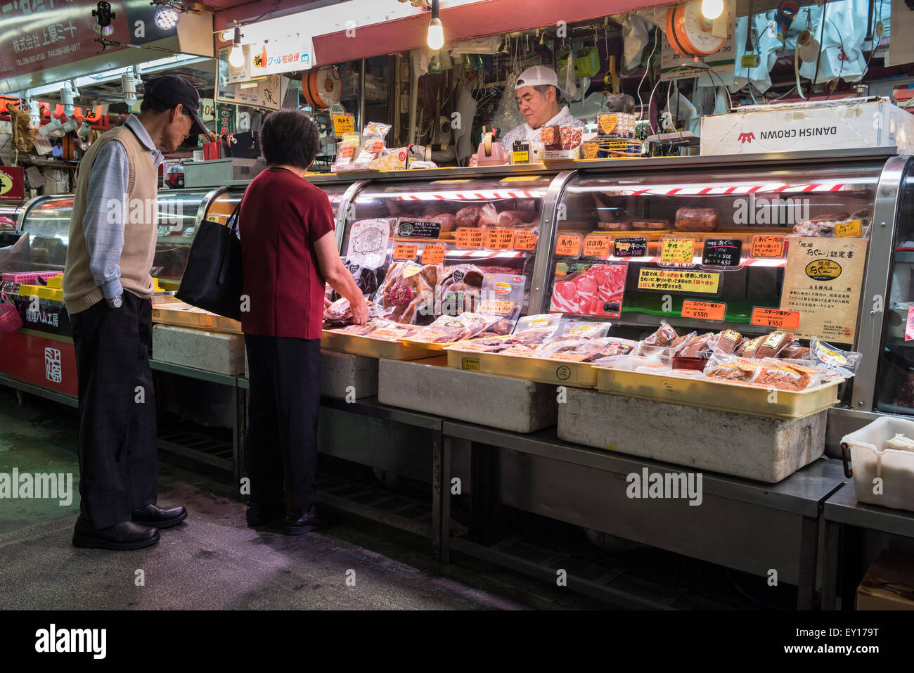 Okinawa Schweinefleischprodukte auf einen Stall in Makishi öffentlichen Markt, Naha, Okinawa, Japan Stockfoto