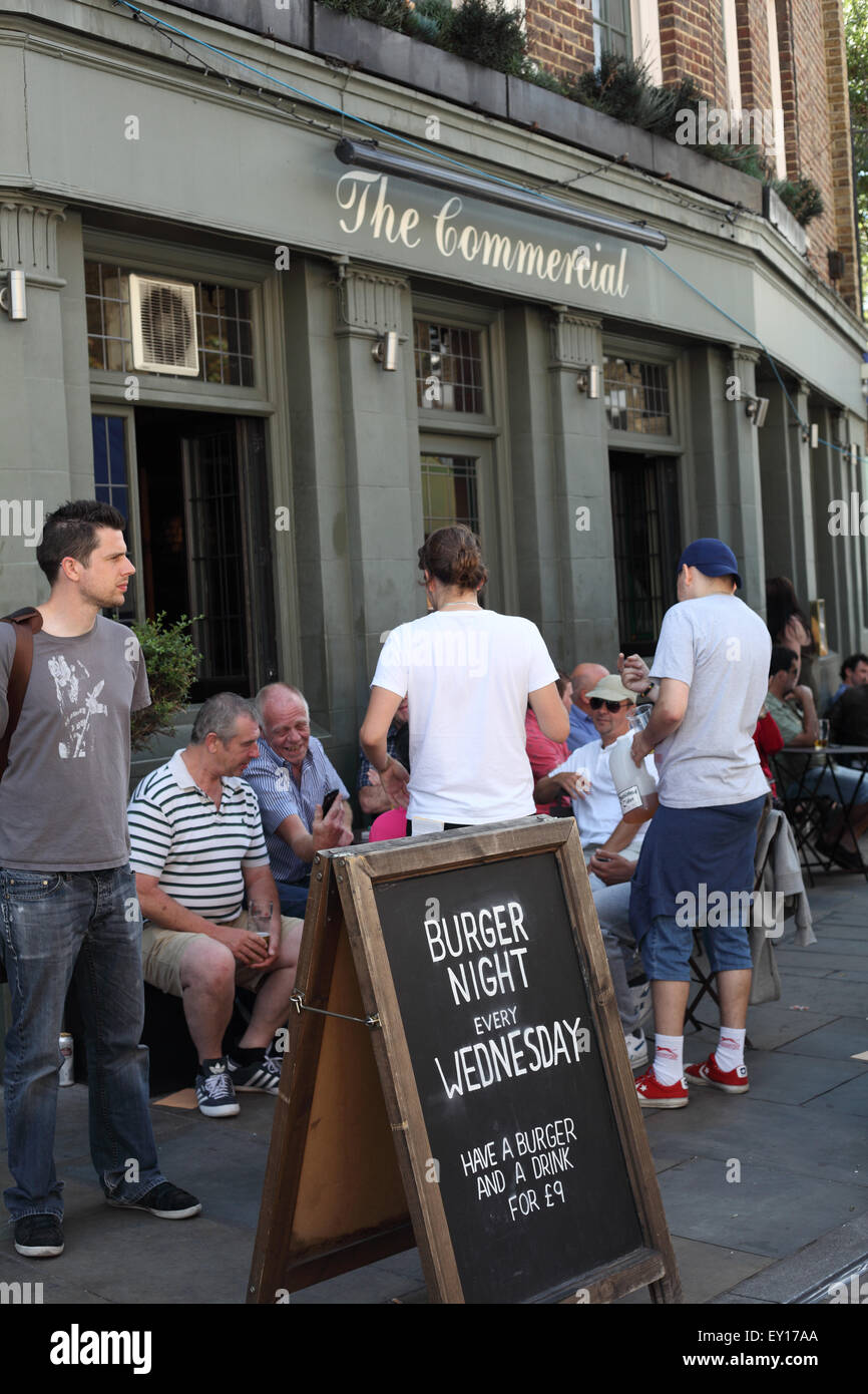 Genießen Sie einen Drink außerhalb der kommerziellen Pub, Railton Road, Herne Hil SE24, London Stockfoto