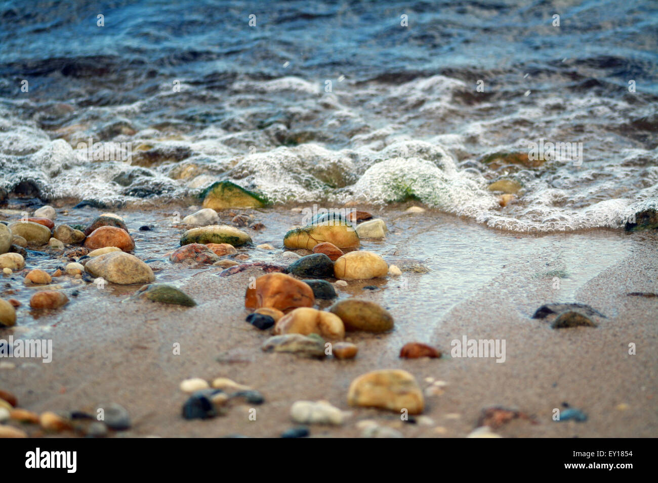 Wellen an bunten Steinen auf Gardiners Bucht Shoreline Atlantik Hamptons Long Island New York Stockfoto