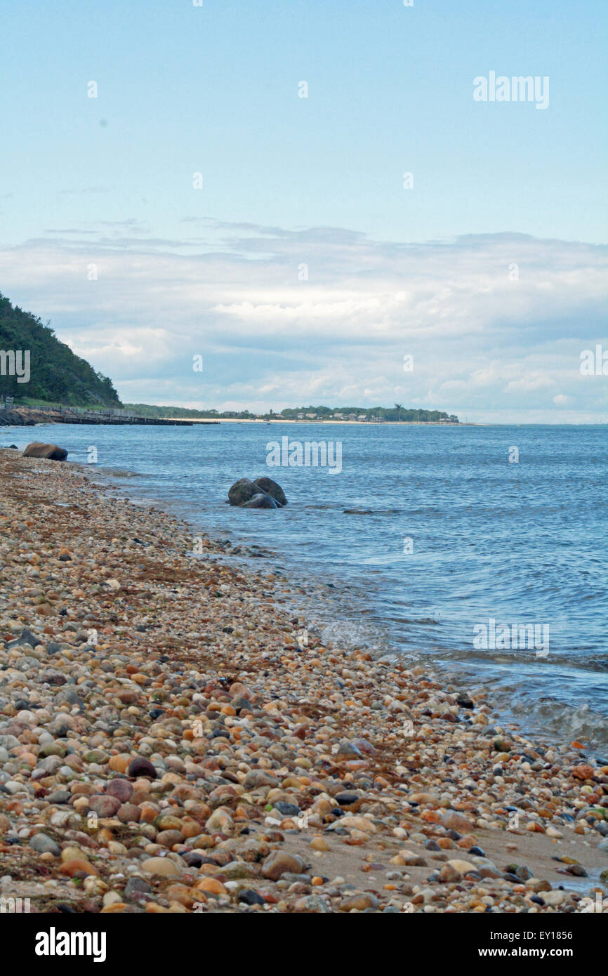 Wellen an bunten Steinen auf Gardiners Bucht Shoreline Atlantik Hamptons Long Island New York Stockfoto