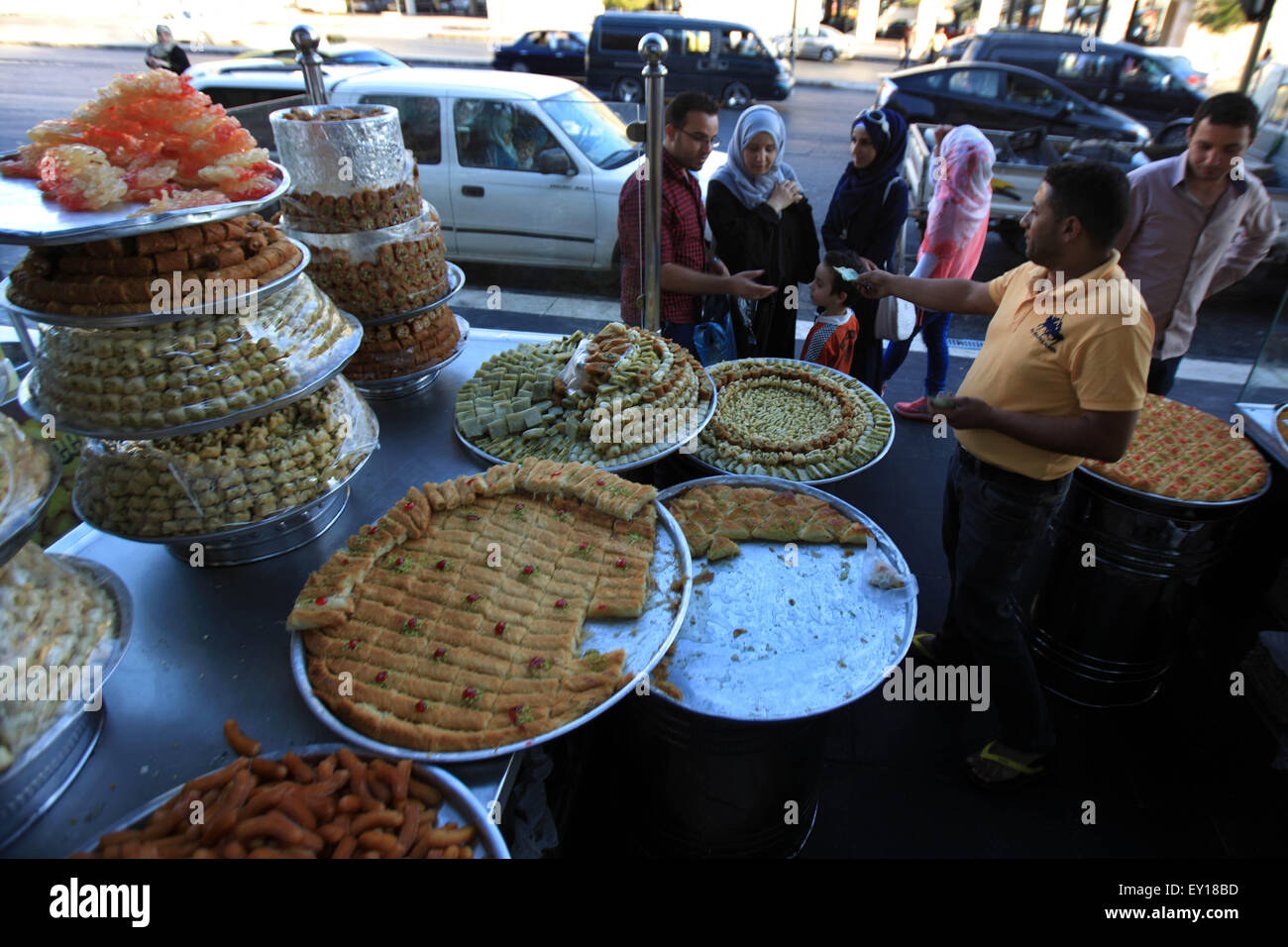 Amman, Jordanien. 19. Juli 2015. Ein jordanische Mann verkauft Süßigkeiten für das Eid al-Fitr, einen muslimischen Feiertag die markiert das Ende des Heiligen Monats Ramadan in Amman, Jordanien, am 19. Juli 2015. © Mohammad Abu Ghosh/Xinhua/Alamy Live-Nachrichten Stockfoto