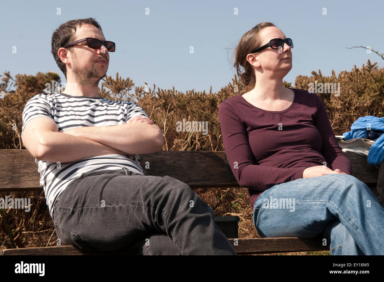 Paar, sitzen auf einer Bank auseinander suchen verärgert mit einander Stockfoto