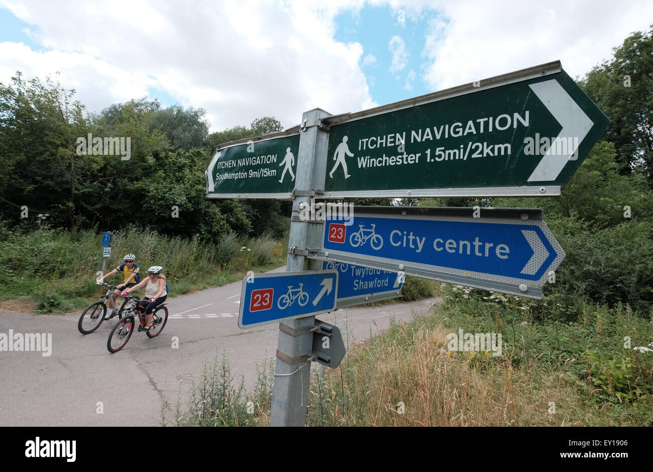 Itchen Navigation-Wanderweg-Wegweiser und National Cycle Network Route 23 Zeichen auf dem Weg nach Winchester Stockfoto