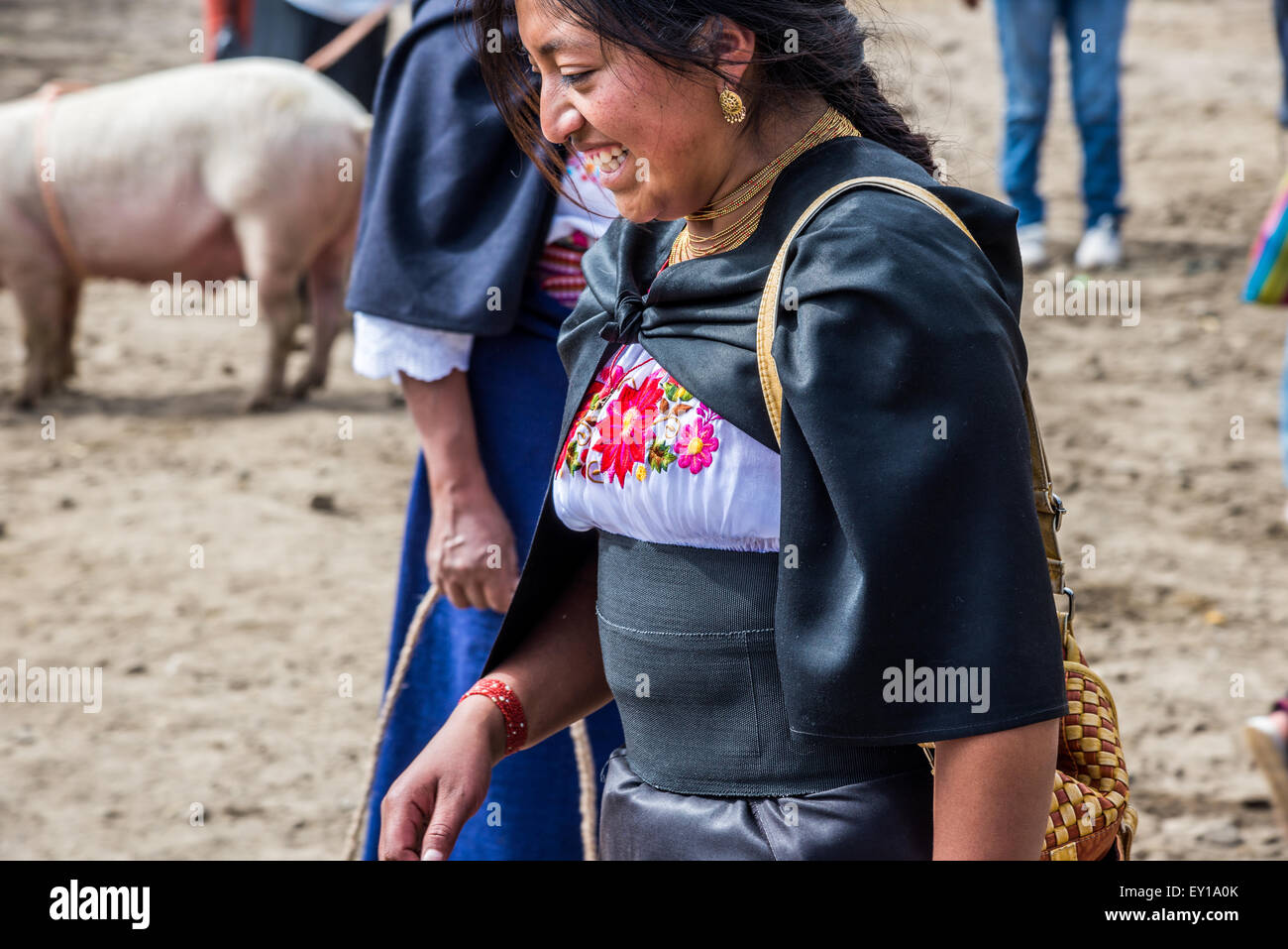 Eine einheimische Frau in traditioneller Kleidung am Viehmarkt. Otavalo, Ecuador. Stockfoto