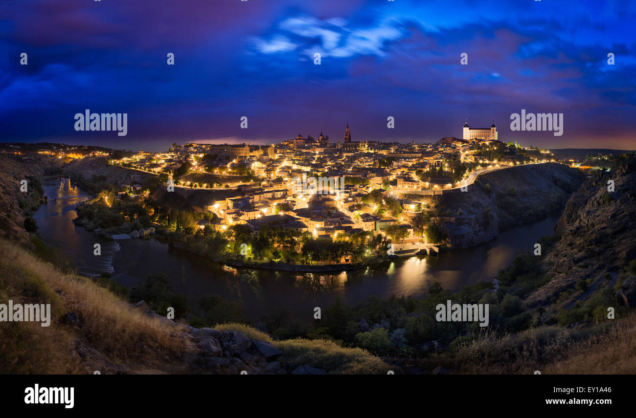 Skyline von Toledo nach Sonnenuntergang, Castilla-La Mancha, Spanien Stockfoto