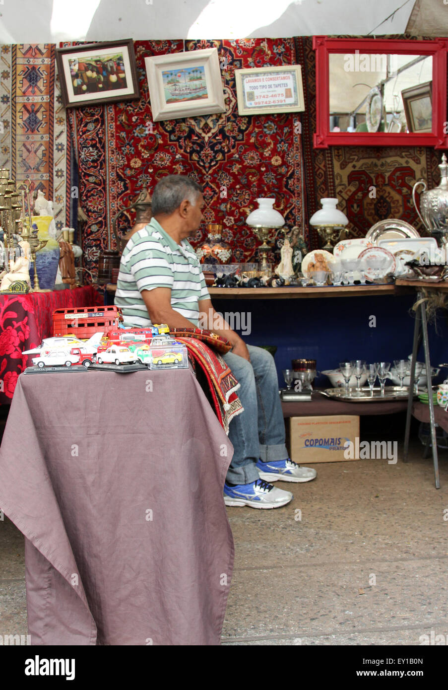 Sao Paulo, Brasilien, 18. Juli 2015: Unbekannter älterer Mann in dem traditionellen Antiquitäten-Markt, der alle Satur stattgefunden hat Stockfoto