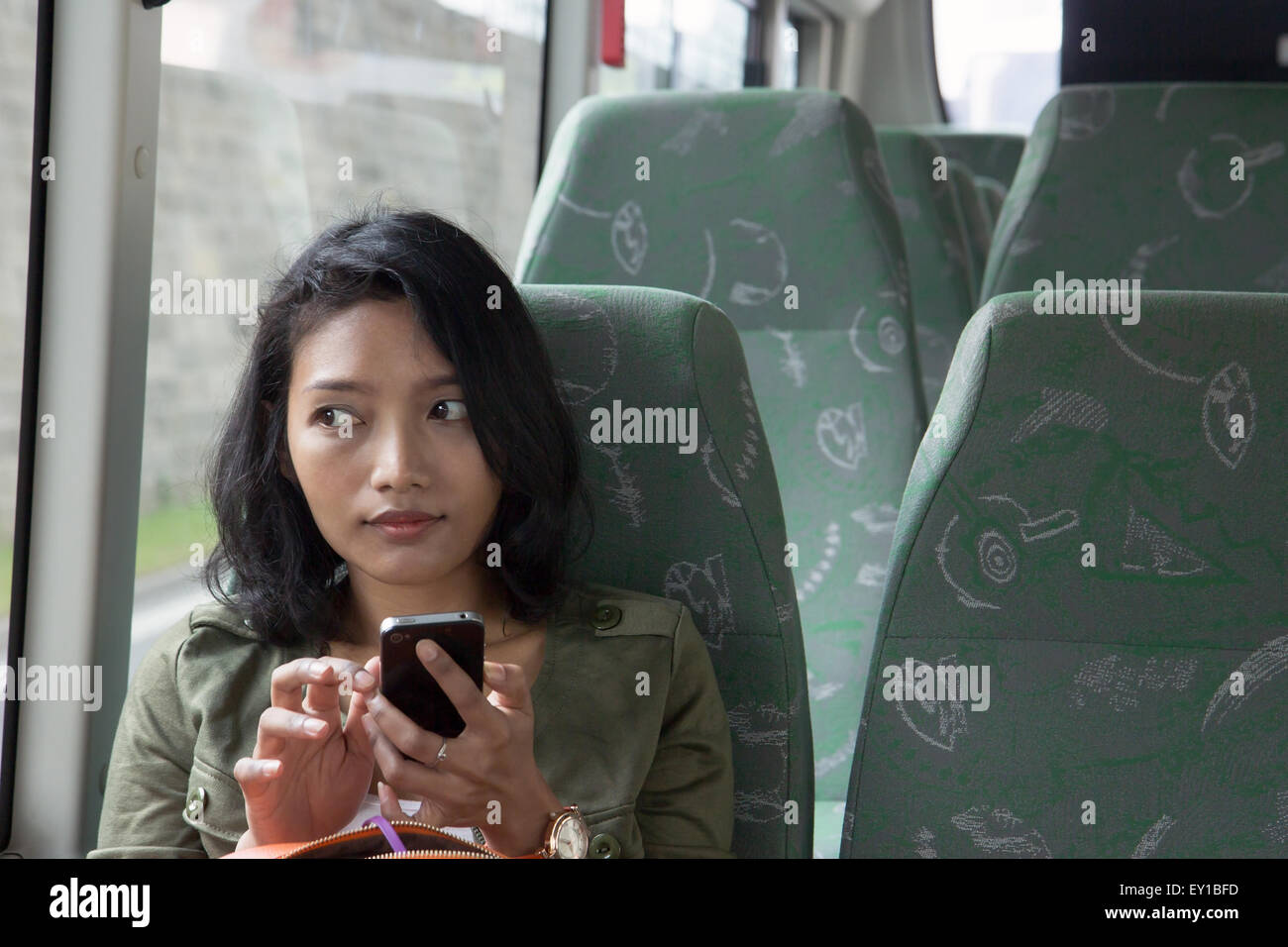 Frau mit Handy in den leeren bus Stockfoto