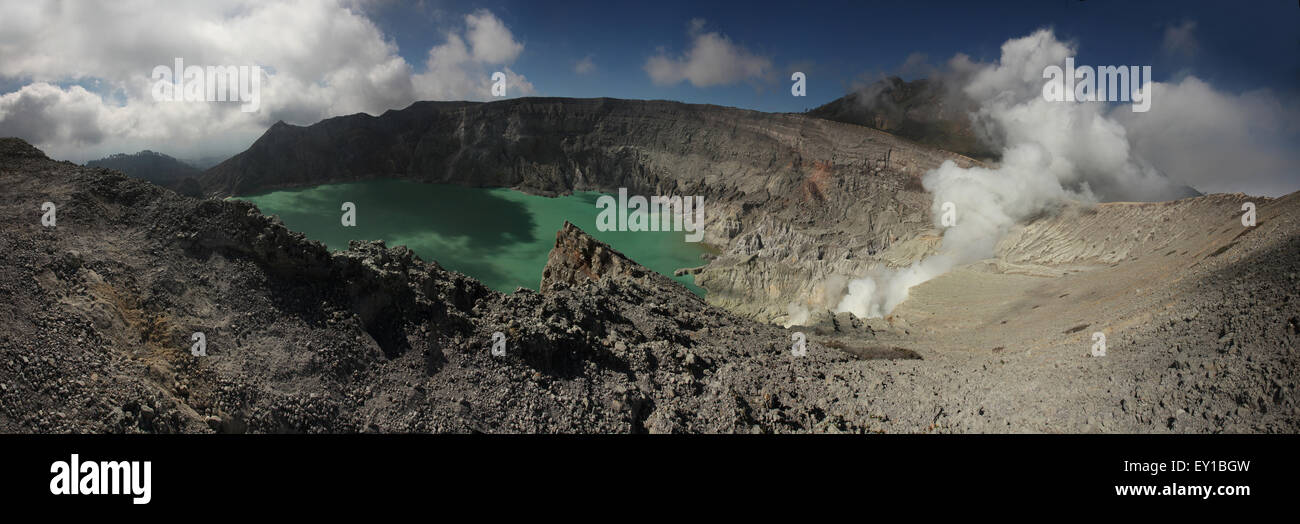 Säuresee im Krater des aktiven Vulkans der Kawah Ijen in Ost-Java, Indonesien. Das Panorama hat von 6 Foto zusammengesetzt. Stockfoto