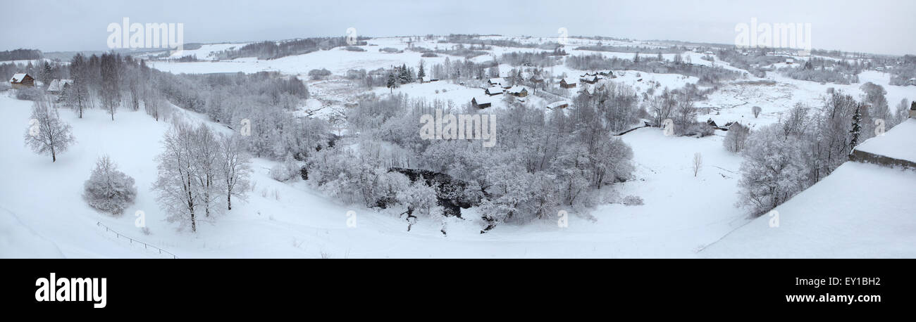 Russischen Winter. Verschneite Landschaft mit Dorf Kruppsk neben der Izborsk Festung in der Nähe von Pskow, Russland. Panorama her Stockfoto