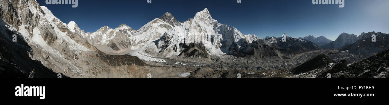 Mount Everest (8.848 m) und den Khumbu-Gletscher vom Gipfel des Kala Patthar (5.644 m) im Khumbu Region, Himalaya, Nepal. Pan Stockfoto