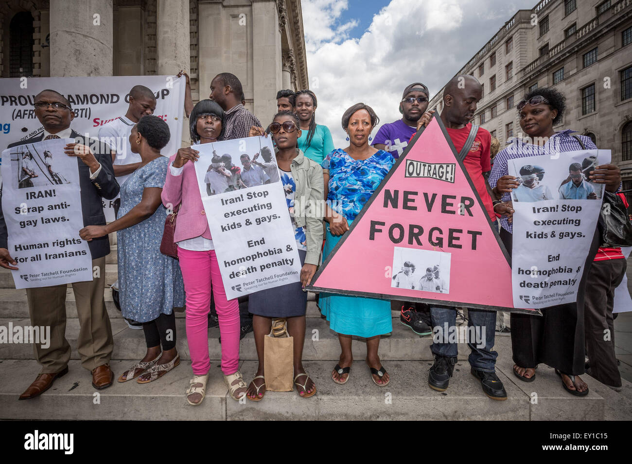 London, UK. 19. Juli 2015. 10. Jahrestag des Iran ist der beiden Teenager, Mahmoud Asgari und Ayaz Marhoni Kredit hängen: Guy Corbishley/Alamy Live News Stockfoto